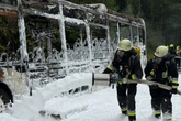 Während der Fahrt: Schulbus fängt Feuer und brennt komplett aus