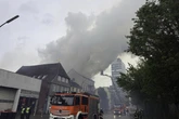Mehr als 100 Kräfte im Einsatz! Dachstuhl steht in Flammen und stürzt ein