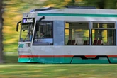 Prügelei in Magdeburger Straßenbahn: Polizei sucht nach Messer-Mann