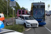 Unfall im Leipziger Westen: Straßenbahn rammt Hyundai auf Verkehrsinsel