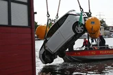 Handbremse vergessen anzuziehen! Auto landet metertief in Hafenbecken