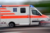 Zeugen gesucht: Radlerin weicht wegen E-Roller-Rüpel auf Straße aus und kracht in Mopedfahrer