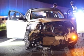 Riesiges Trümmerfeld: Autofahrer kracht in Leitplanke
