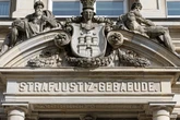 Bedroht, missbraucht und verletzt: 19-Jähriger vor Gericht, Opfer stürzt von Balkon