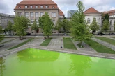 Nanu, warum ist denn der Mauerbrunnen in Berlin plötzlich grün?