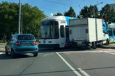 Unfall am Strehlener Platz: Kleintransporter kollidiert mit Straßenbahn