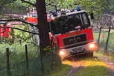 Wegen Unwetter: Feuerwehr bleibt im Schlamm stecken und greift zu ungewöhnlicher Maßnahme