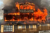 Überall Flammen: Riesenbrand eines Wohnhauses fordert Feuerwehr heraus