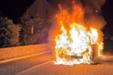 Erst lauter Knall, dann Flammen: Auto brennt in der Börde komplett aus