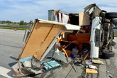 Wohnmobil kippt auf die Seite: Sechs Verletzte, A1 gesperrt