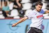 Kuriose Szenen in der 3. Liga: Fan zieht vor Elfmeter-Schützen blank - der verschießt!