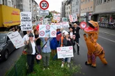 Satire auf der Straße: Berliner protestieren mit Kostümen gegen Tempo 50
