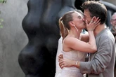 Heißer Flirt auf rotem Teppich: Scarlett Johansson knutscht Co-Star vor den Augen ihres Mannes