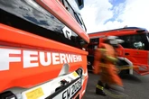 Feuerwehr im Großeinsatz: Lagerhalle droht einzustürzen, Nina-App löst aus