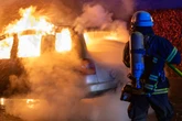 War es Brandstiftung? Zwei Autos fallen Flammen zum Opfer