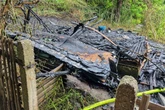 Feuerwehr löscht Laubenbrand und verhindert Übergreifen auf angrenzenden Wald