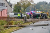 Schwerer Crash im Erzgebirge: Transporter überschlägt sich