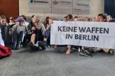 Rheinmetall-Demo in Berlin mit Greta Thunberg: Aktivisten kleben sich vor Brandenburger Tor fest