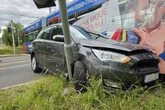 Fahrer im Krankenhaus: Ford wird zwischen Tram und Mast eingeklemmt