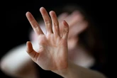 Sexueller Übergriff in der Nacht: Täter zerrt Frau in Hinterhalt
