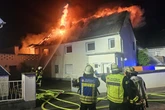 Wohnhaus steht lichterloh in Flammen: Schwarzer Rauch zieht durch Wohngebiet
