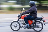 Verfolgungsjagd mit einer Simson endet in kaputtem Einsatzwagen