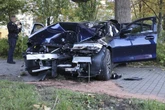 BMW kracht in Chemnitz gegen Baum: Zwei Verletzte