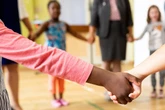 Polizisten holen Schülerin (10) aus Sportunterricht: Familie soll abgeschoben werden