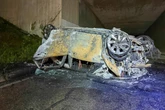 Gegen Brücke geknallt und Feuer gefangen: Person im Kia tot