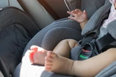 Bei Bruthitze: Baby samt Schlüssel im Auto eingeschlossen