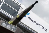 Blockade vor Rheinmetall in Berlin: Aktivisten kleben sich fest