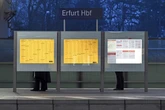 Mann wird beim Rauchen von zwei älteren Frauen beschimpft und bespuckt