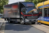 Hamburger Straße dicht: Lkw kracht in Straßenbahn