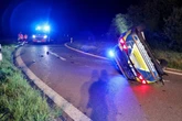 Auf dem Weg zum Einsatz: Polizeiauto landet auf der Seite