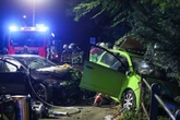 Vier Verletzte bei heftigem Unfall: Feuerwehr muss Fahrer aus Wrack herausschneiden