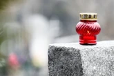 Sie wollte sich doch nur um ein Grab kümmern: Seniorin auf Friedhof beraubt