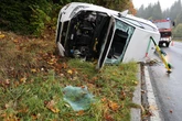 Heftiger Unfall im Erzgebirge: Seat überschlägt sich, Straße kurzzeitig gesperrt