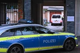 Betrunkener parkt Einfahrt zu und geht mit Messer auf Anwohner los