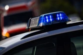 83-Jährige brettert mit Mercedes in Hauswand