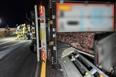 Fleisch-Lkw kippt um: Bis zu 200.000 Euro Schaden