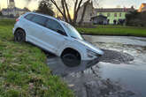 Fußgänger müssen ausweichen: Senior versenkt Auto in Teich