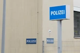 Mann bepinkelt Polizeistation - Eine halbe Stunde später hat er Handschellen um