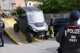 Jede Menge vermummte Polizisten bei Razzia auf Vierseitenhof