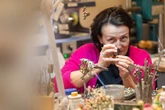 Sie kreiert den Schmuck für den SemperOpernball: Goldschmiedin feiert Jubiläum