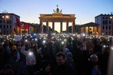 Lichtermeer vor dem Brandenburger Tor: Tausende protestieren gegen Merz