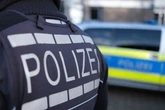 Streit eskaliert: Mann zückt Messer und sticht vor Wohnhaus auf Kontrahenten ein