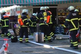 Feuer in Lebensmittelladen: Person wird vom Rauch eingeschlossen