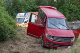 Sonntagsausfahrt endet schmerzhaft: Gruppe Jugendlicher überschlägt sich mit Kleinbus