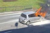 Renault geht an Kreuzung plötzlich in Flammen auf