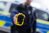 Polizei tasert Suff-Schuhwerfer